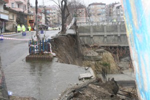 Trabzon'da öğrenciler geçerken kaldırım çöktü