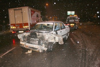 Polis memurunun kullandığı araca çarptı