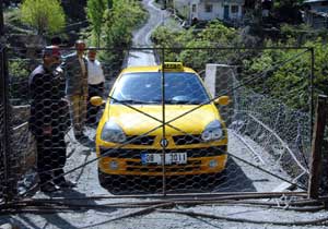 Bu köye Köpekler giremez