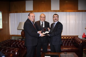 Vali Kızılcık Ersöz’e plaket verdi