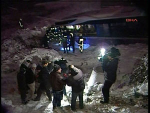 İstanbul'da halk otobüsü göl kenarına uçtu