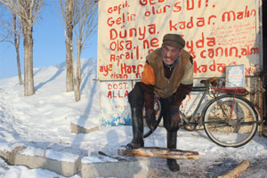 50 yıldır sevdiği kadını bekliyor