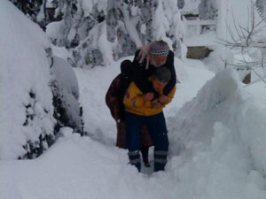 Kar nedeniyle hastayı sırtında taşıdı !