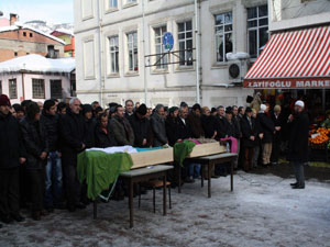 Cenazeye giderken cenazeleri geldi !