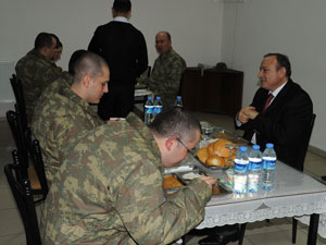 Vali Mehmetçikle karavanadan yemek yedi