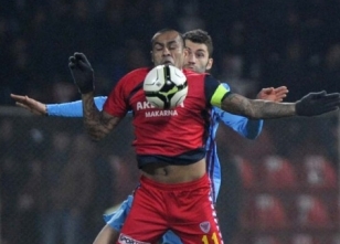 Nobre TS maçı sonrası camları kırdı