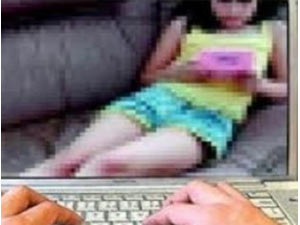 Evine götürdüğü üç genç kıza...