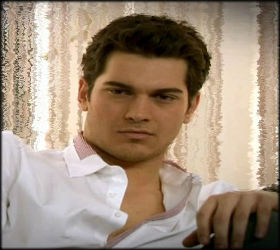 Çağatay'ın rol arkadaşı Serenay olacak