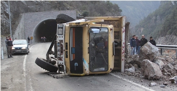 Baba ve oğlun kullandığı araçlar çarpıştı