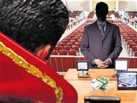 Hem rüşvet aldı hem de ceza verdi!