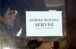 Köyde telefon çekmeyince...