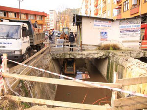 Rize'de dere üzerindeki binalar yıkılıyor