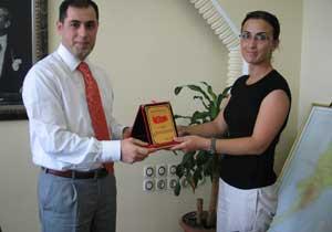 Arsin'de Personele Başarı Plaketi