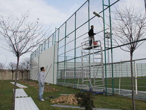 İdman sahası dışında perdeleme yapıldı