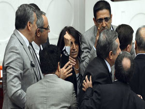 Aysel Tuğluk yumruğu hava kaldırdı