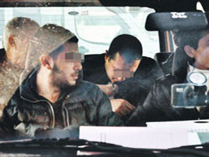 O gardiyan cezaevinde boğazını kesti...