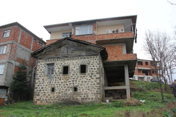 Evin üzerine ev yaptı