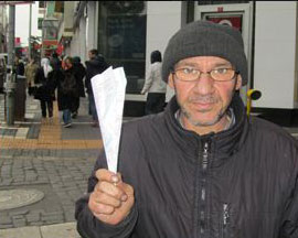 Yayalara kağıt uçak