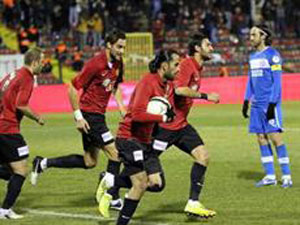 Maçta sarı kart göstermeyi unutunca..!