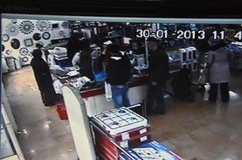 Trabzon'da sahte para ile dükkan dükkan geziyor