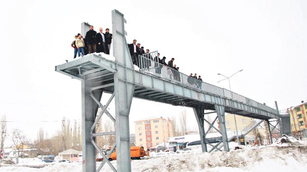 Üstgeçitin çıkışı var ama...