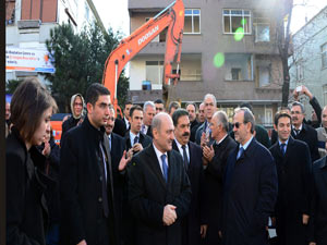 Bayraktar bina yıkım törenine katıldı