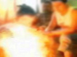 Kocasını aldattığı yetmezmiş gibi ...!