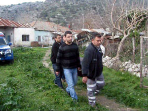 Babasını önce öldürdü,sonra da kefenledi!