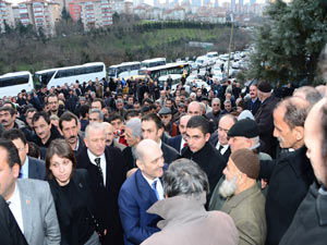 Öfkeli Kalabalığın arasına korumasız girdi