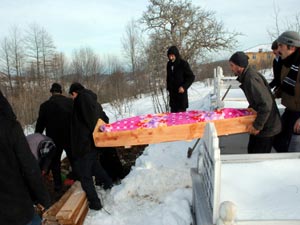 Canlı bomba toprağa verildi