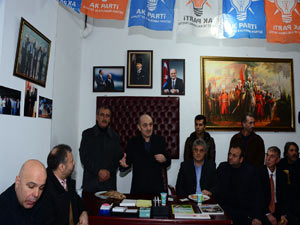 Bakan Bayraktar'ı gençlik bağrına bastı