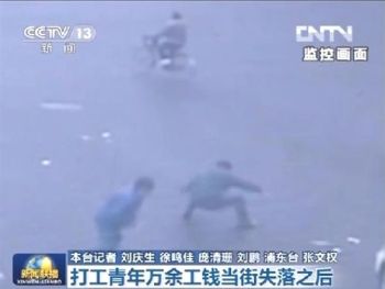 Biriktirdiği paralar yola savruldu...