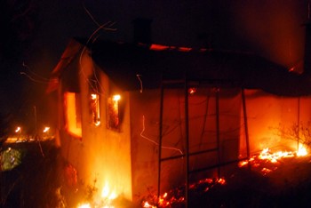 İtfaiye yangının sönmesini bekledi