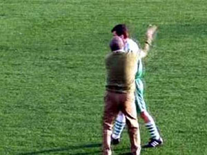 Futbolcusunu evire çevire dövdü