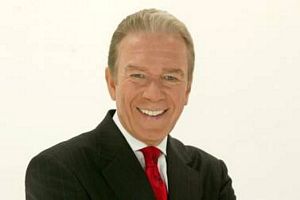 Anchormanliğe geri döndü!