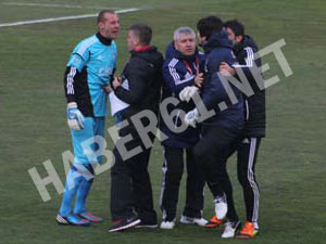 Sahada kaleci gerginliği!