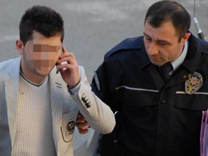 Kıskandığı eşini bıçakladı!