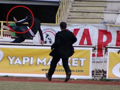 Yeşil sahada bıçaklı dehşet