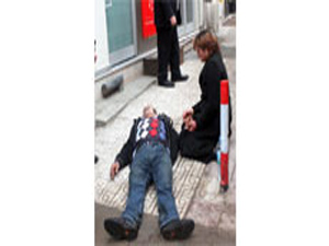 Eşini önce sokak ortasında dövdü sonra da