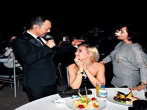 Ünlü sanatçıdan sürpriz evlenme teklifi