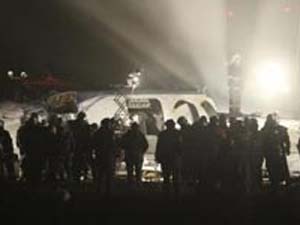 Taraftarları taşıyan uçak acil indi 4 ölü