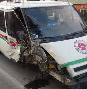 Savcılık minibüsü kaza yaptı