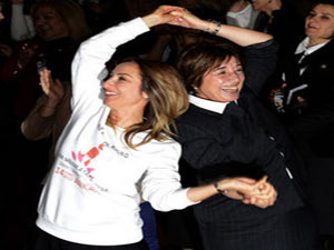 Kadın milletvekilleri Meclis'te dans etti!