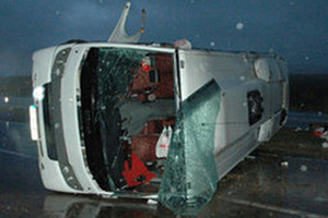 Turist taşıyan midibüs devrildi!Yaralılar var