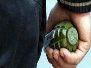 Polise atamadan elinde patladı!