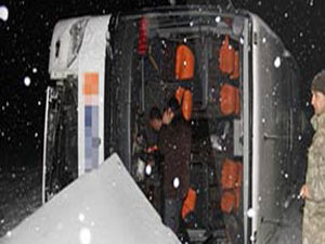 Sivas'ta yolcu otobüsü devrildi: 12 yaralı