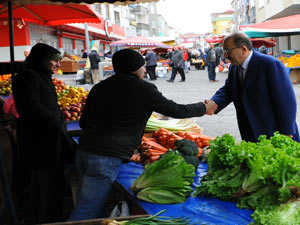 Gümrükçüoğlu vatandaşla iç içe