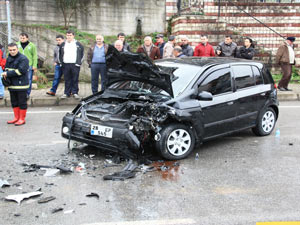Giresun’da otomobil ile panelvan çarpıştı: Üç kişi yaralandı