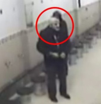 Caminin güvenlik kamerasına yakalandı