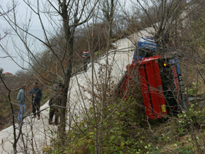 Giresun'da tarım aracı devrildi !